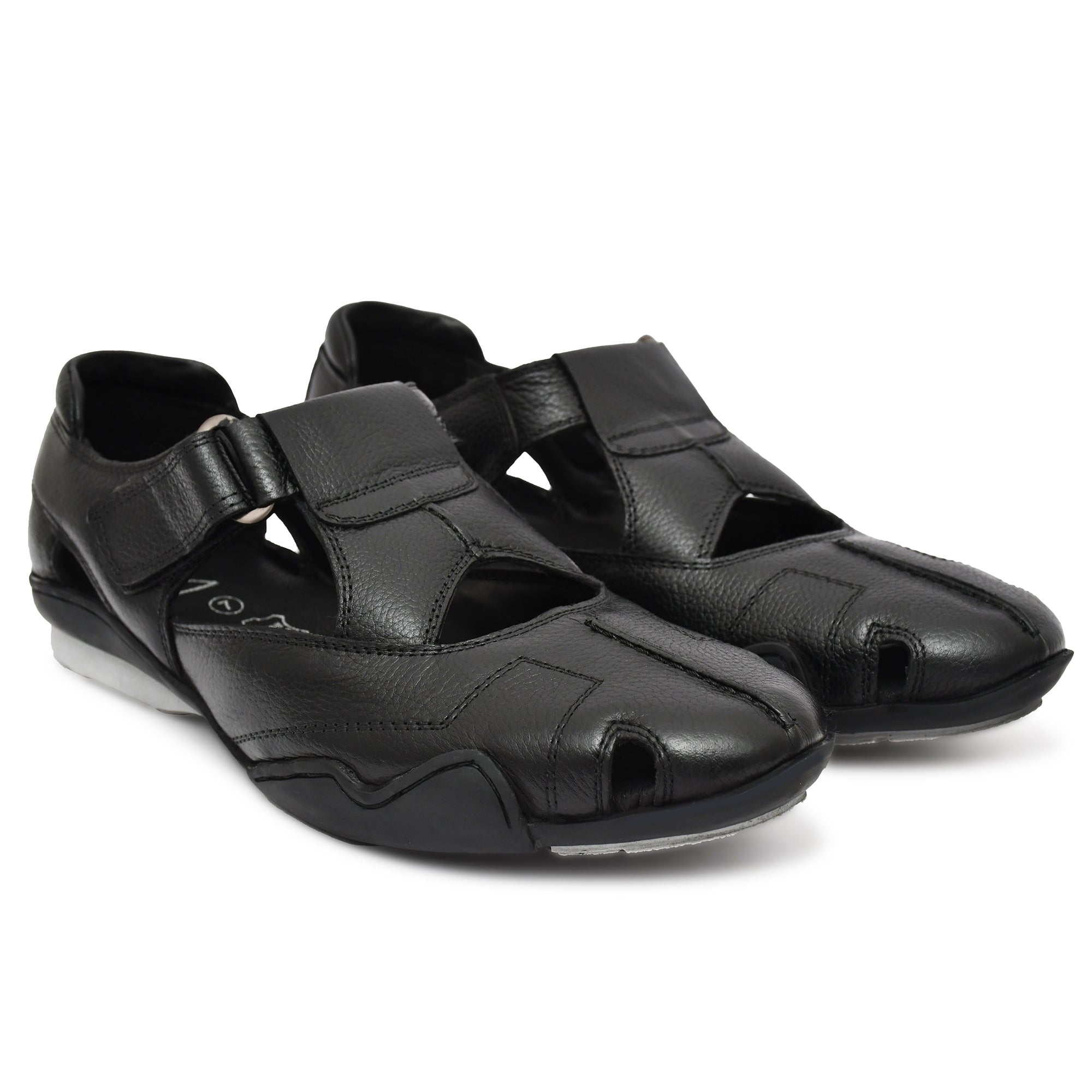 Country Maddox CM leather sandals for men in classic black. Country Maddox CM leather sandals for men in classic black.