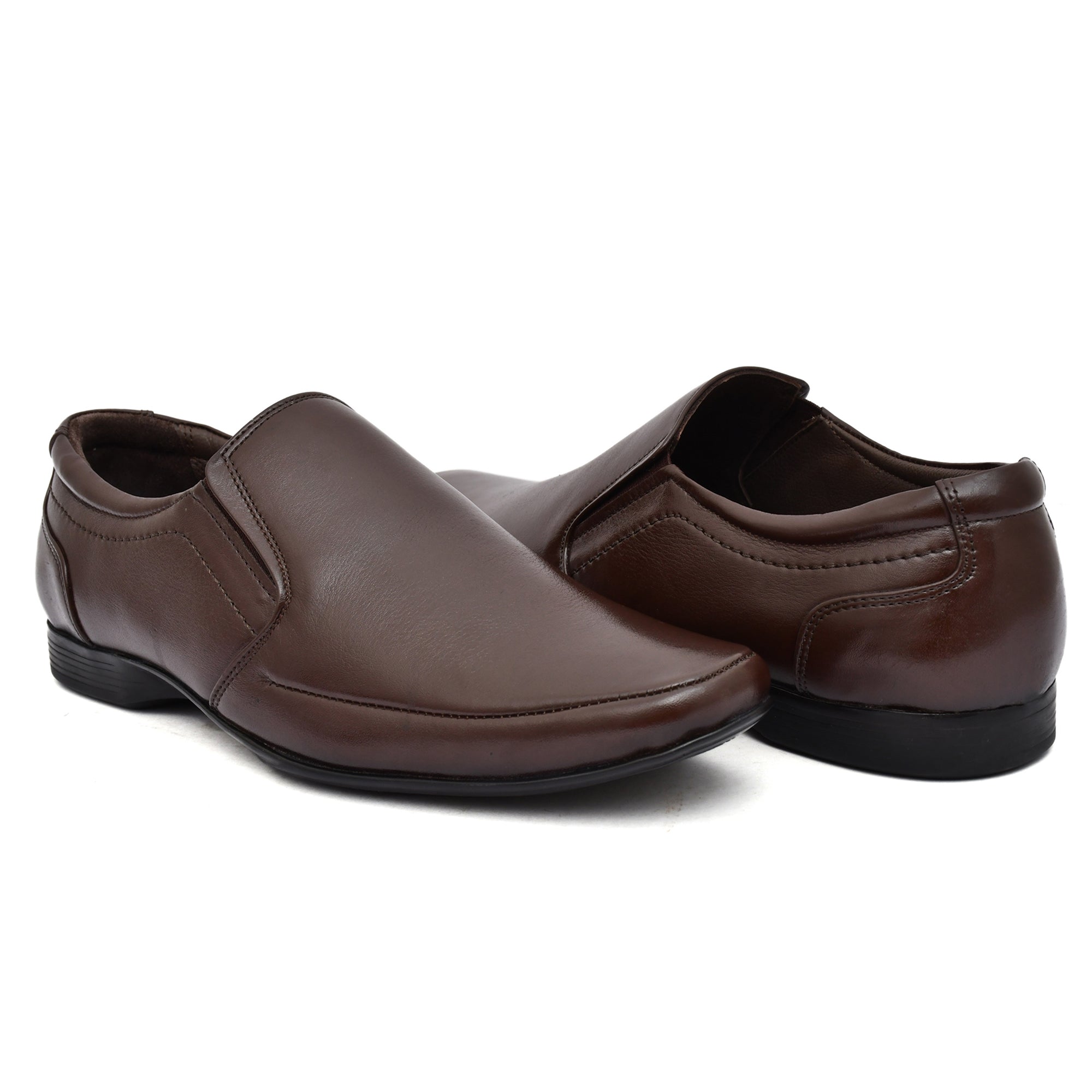 Versatile brown leather slip-on shoes suitable for everyday wear. Versatile brown leather slip-on shoes suitable for everyday wear.