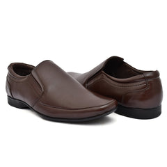Versatile brown leather slip-on shoes suitable for everyday wear. Versatile brown leather slip-on shoes suitable for everyday wear.