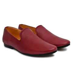 Close-up view of the Bordo casual slip-on detailing and stitching. Close-up view of the Bordo casual slip-on detailing and stitching.