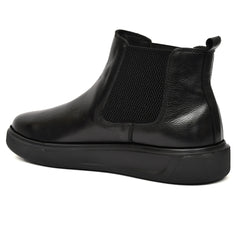 Durable and fashionable leather boot perfect for everyday wear. Durable and fashionable leather boot perfect for everyday wear.