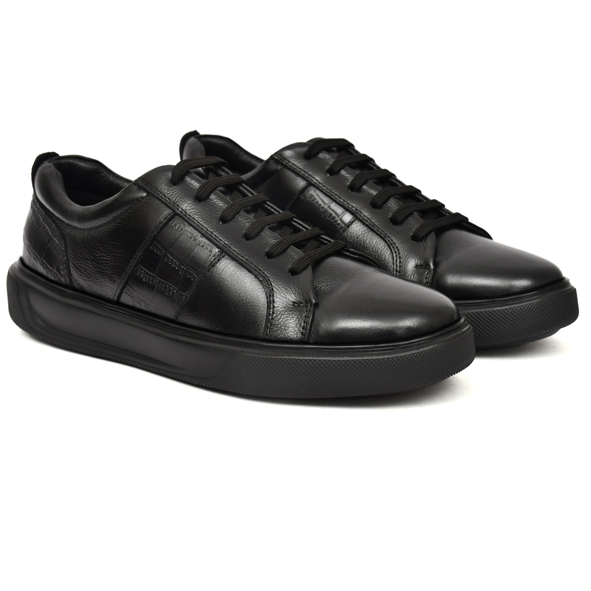 Versatile black leather sneakers for casual and smart-casual looks Versatile black leather sneakers for casual and smart-casual looks