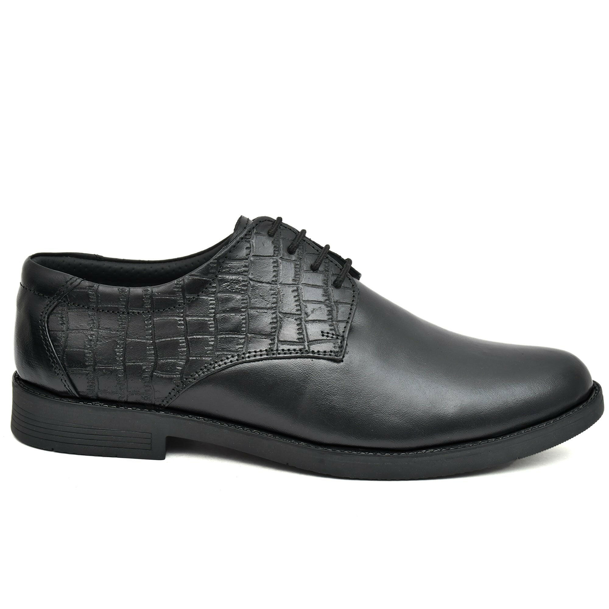 Elegant black leather derby shoe with crocodile print detailing Elegant black leather derby shoe with crocodile print detailing