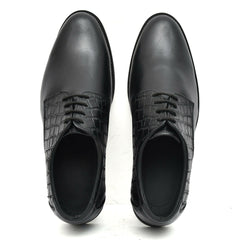Black leather derby shoe with polished finish and stylish look. Black leather derby shoe with polished finish and stylish look.